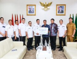 Bupati H M Toha Serahkan Santunan Jaminan Kematian kepada Ahli Waris Pekerja Rentan