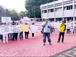Ratusan Warga Tanjung Terang Melakukan Aksi Buntut Kasus Penganiayaan oleh Kades Rusmada