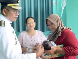 Wali Kota Berikan Bingkisan kepada Bayi yang Lahir Tepat 17 Agustus 2025 Di Ruang Rawat Inap Maternitas RSUD Kota Prabumulih