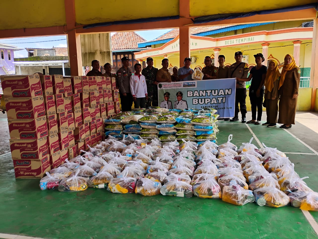 Edy Irwan Serahkan Bantuan Bupati PALI kepada Warga Terdampak Banjir di Penukal Utara