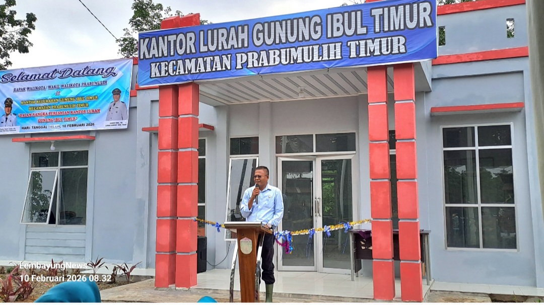 Wali Kota H Arlan memberikan kata sambutan saat peresmian gedung kantor Lurah Gunung Ibul Timur, Selasa 11/2/2026.