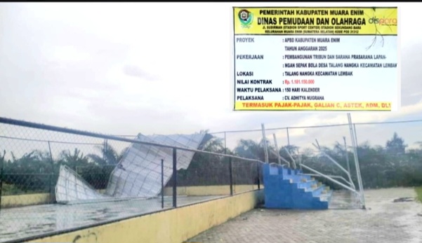 Diduga Bermasalah Sejak Awal, Tribun Talang Nangka Lembak Akhirnya Ambruk