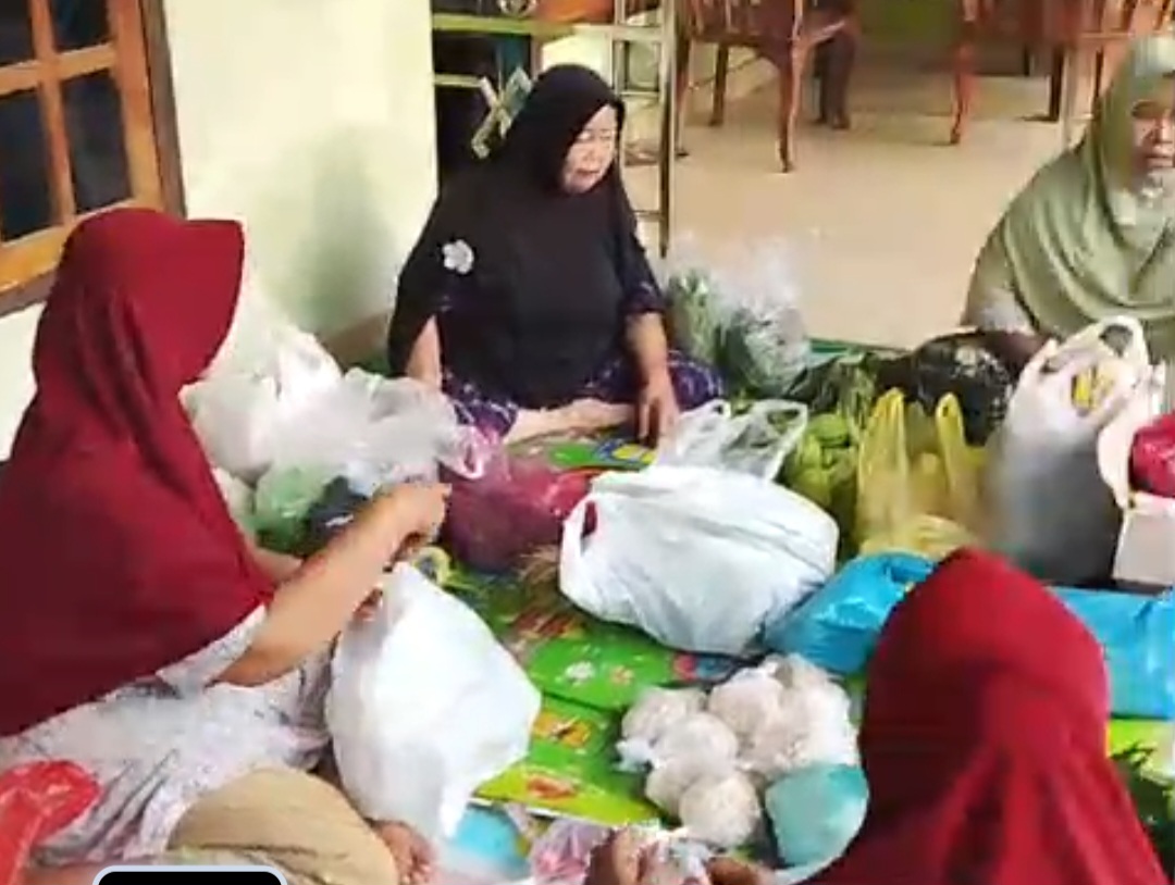 Berbagi di Bulan Ramadhan, Warga RW 01 Karang Raja Bagikan Sayuran untuk Pererat Kebersamaan