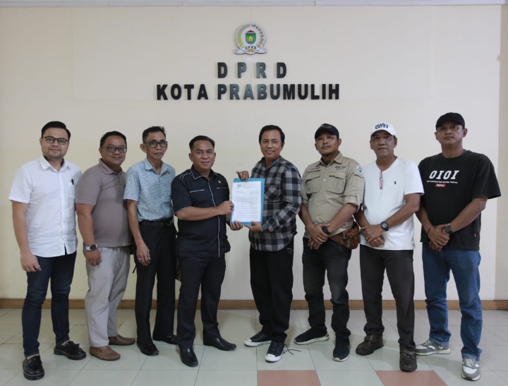 Terima Audiensi Pimred Demokrasi Indonesia, Aktivis, dan insan pers Ketua DPRD Prabumulih Siap Selaraskan Regulasi Tenaga Kerja Lokal