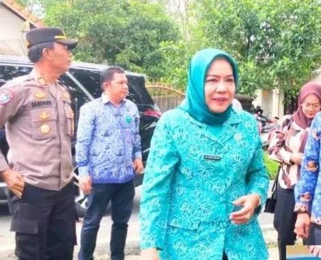 Ketua TP-PKK Hadiri Pasar Murah di Kelurahan Gunung Ibul Barat