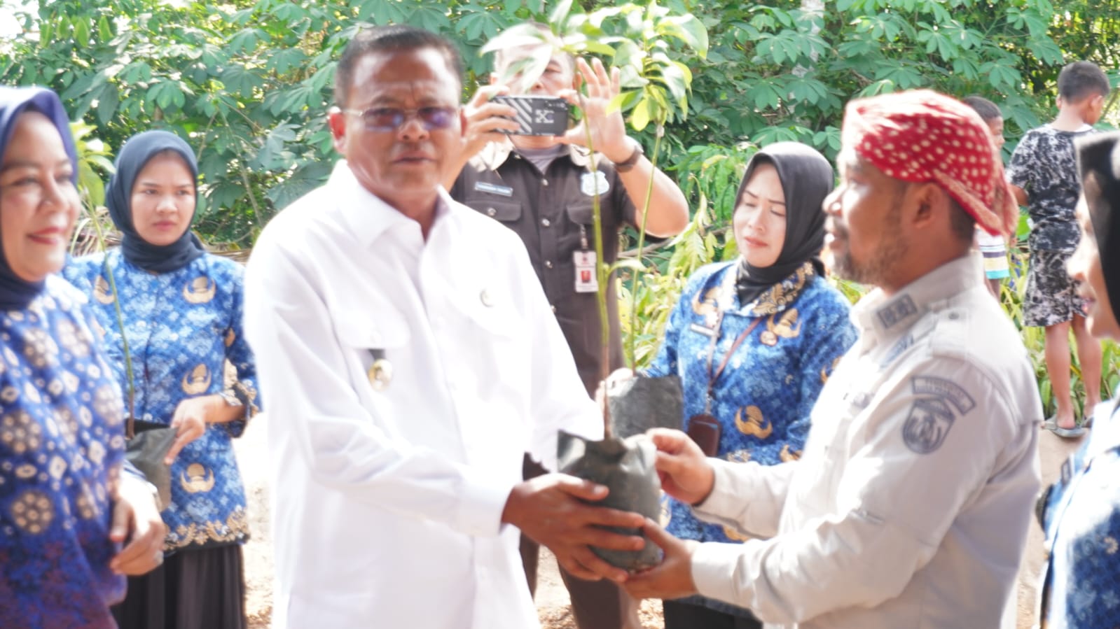 Wali Kota H Arlan Tanam Pohon dan Membagikan Bibit, Peringati Hari Lingkungan Hidup Sedunia 2026