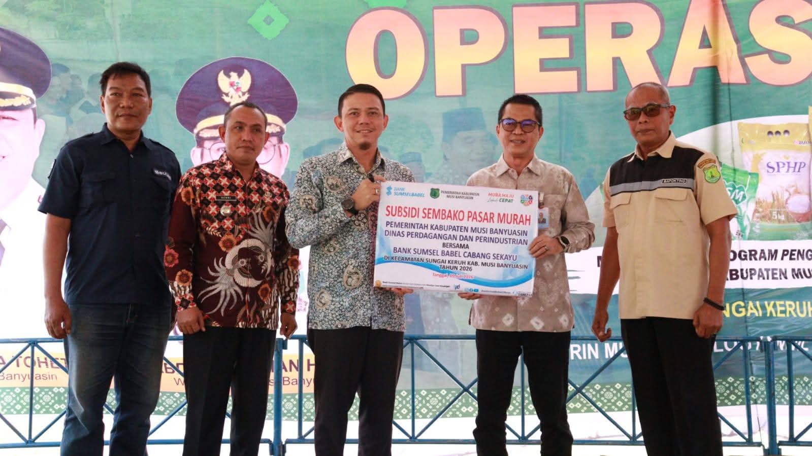 Warga Sungai Keruh padati lokasi kegiatan untuk dapatkan beras SPHP, gula pasir, dan gas LPG 3 kilogram dengan harga terjangkau
