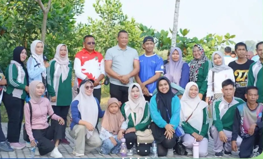 Ratusan ASN dan Masyarakat Ikuti Senam Bersama di Stadion Talang Jimar
