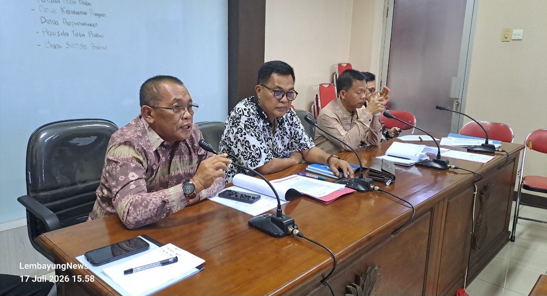 Plt Direktur Petro Prabu saat rapat bersama komisi II DPRD Prabumulih,  Jumat 17/7/2026.