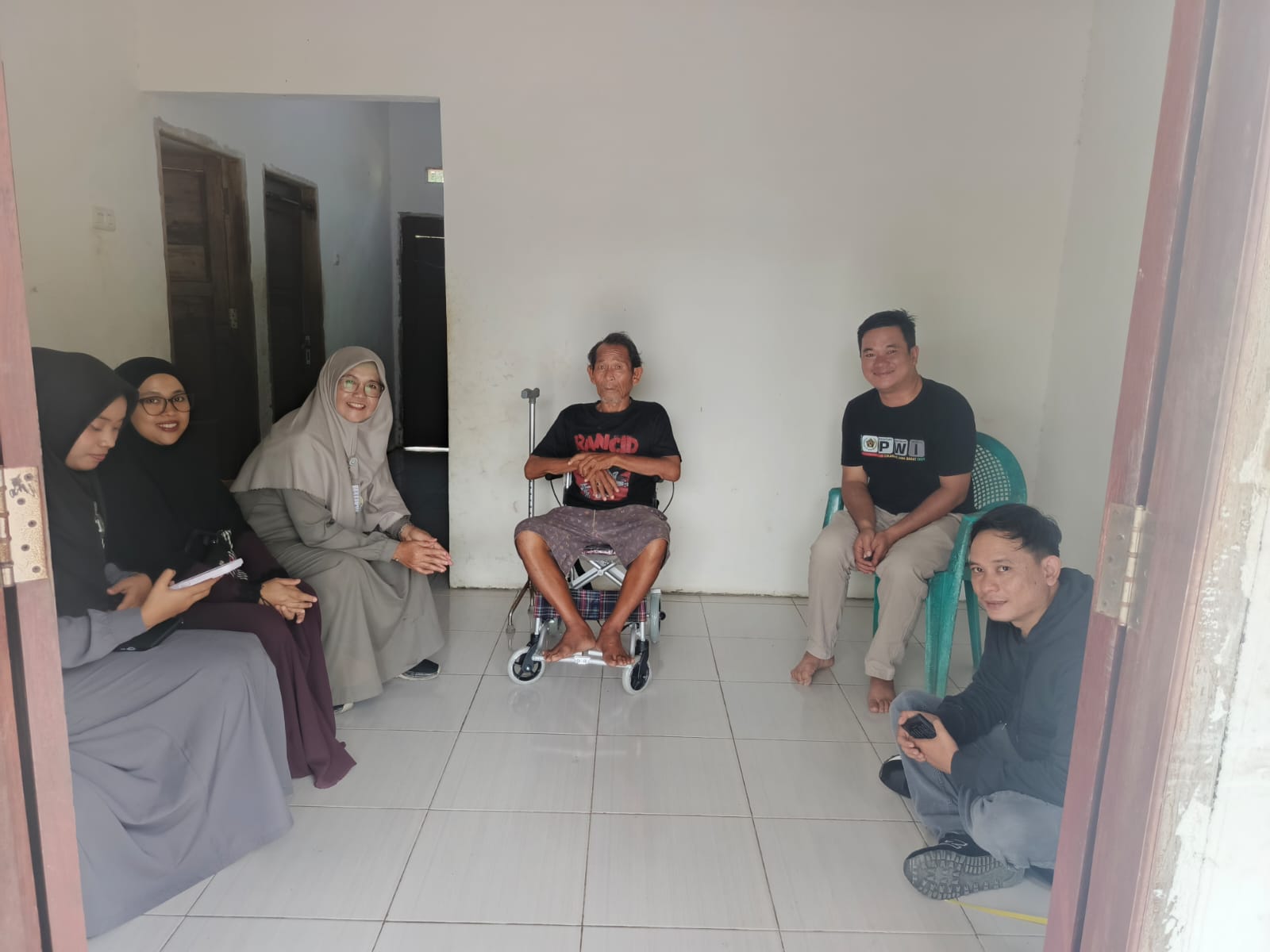 Peduli Keluarga Insan Pers, RS Ar Bunda Prabumulih Berikan Kursi Roda untuk Penderita Stroke