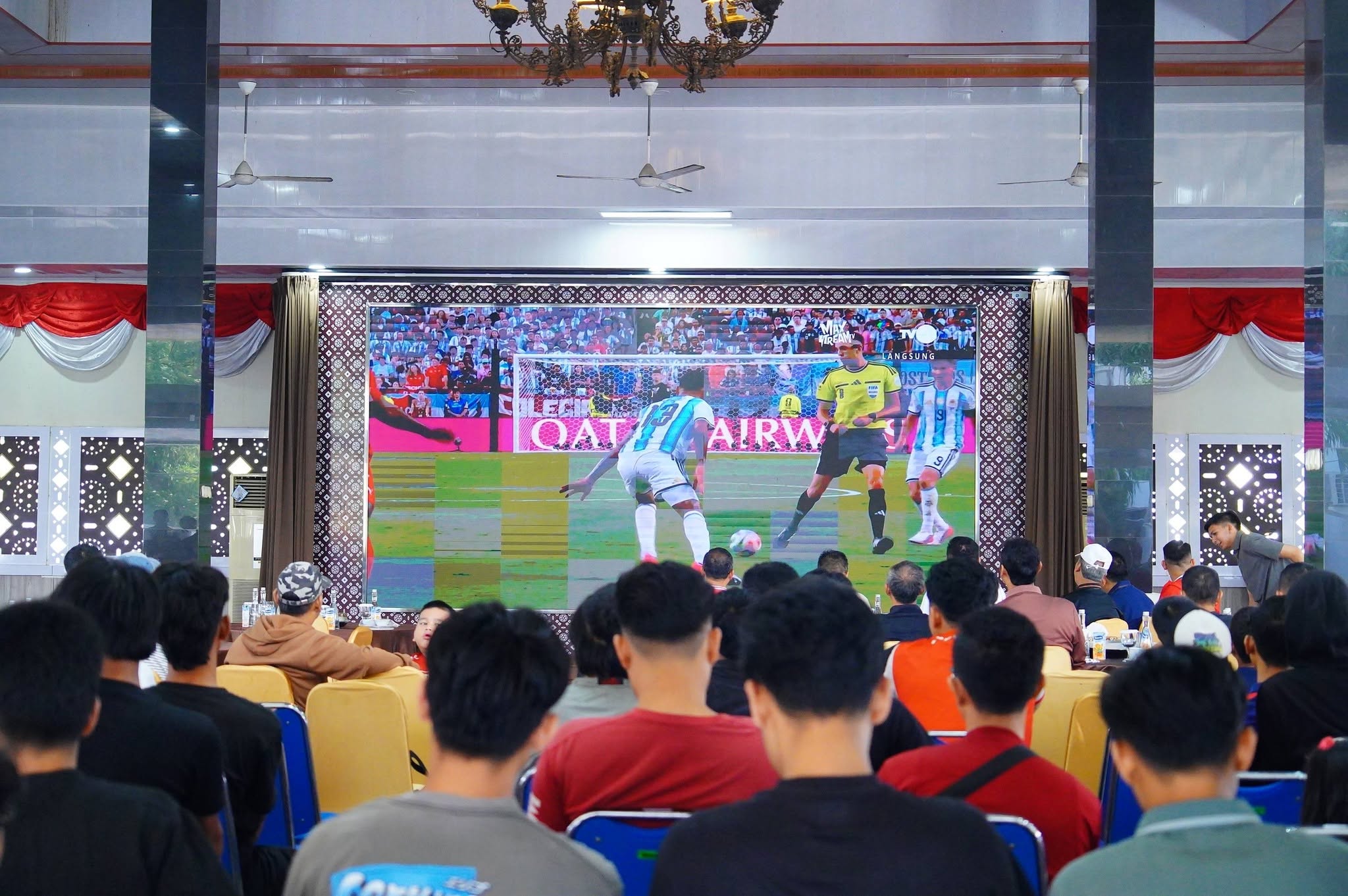 Pendopo Berubah Jadi “Stadion Mini”, Bupati Muba Nobar Piala Dunia 2026 Bersama Ratusan Warga