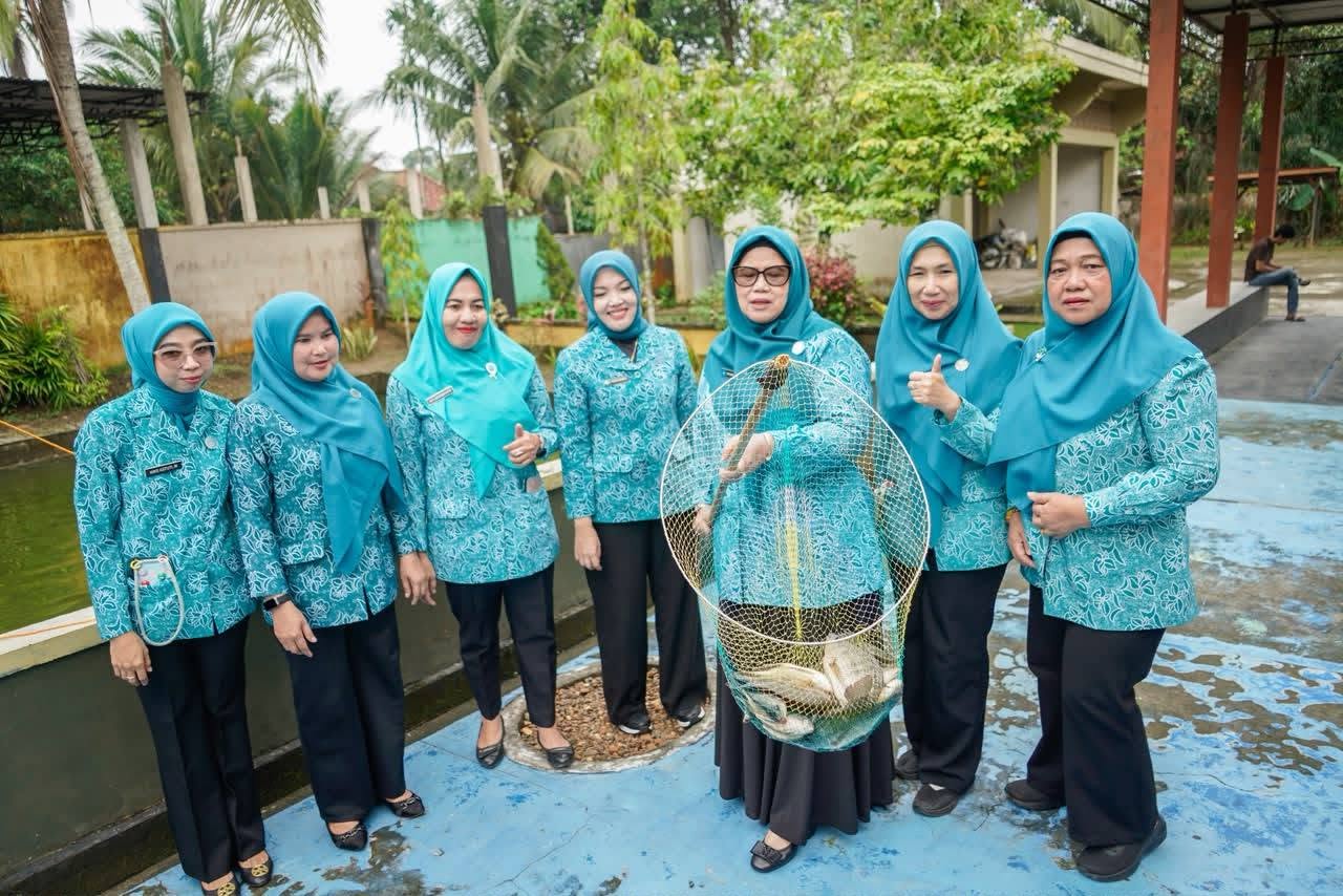 Perkuat Semangat Ketahanan Pangan dari Desa, Ketua TP PKK Muba Tinjau Panen Padi Organik dan Ikan Nila