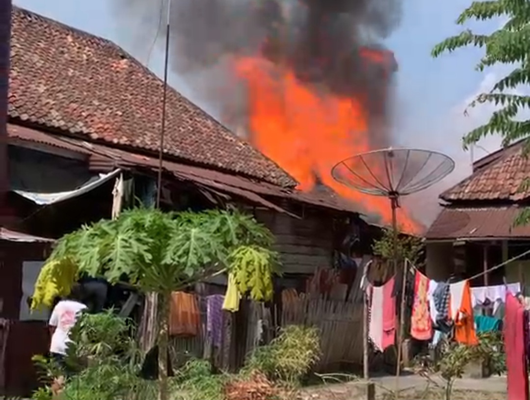 Kebakaran Hebat Hanguskan 7 Pintu Bedeng di Pasar I Prabumulih, Satu Warga Luka Bakar